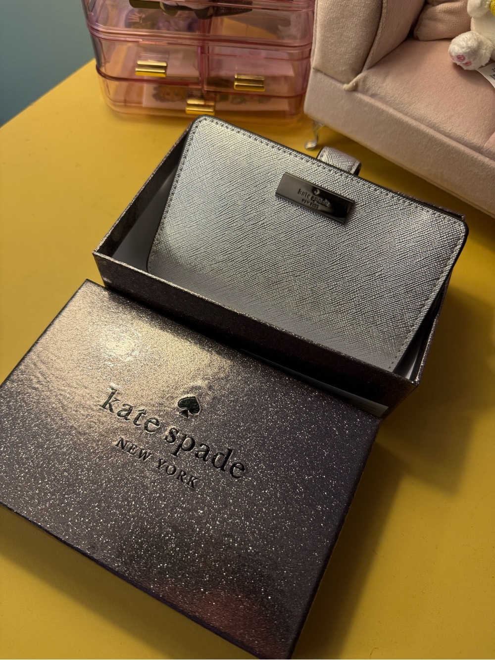 Kate Spade Medium Metallic Saffiano Kenzie Compact Bifold Wallet Lunar Light NEW